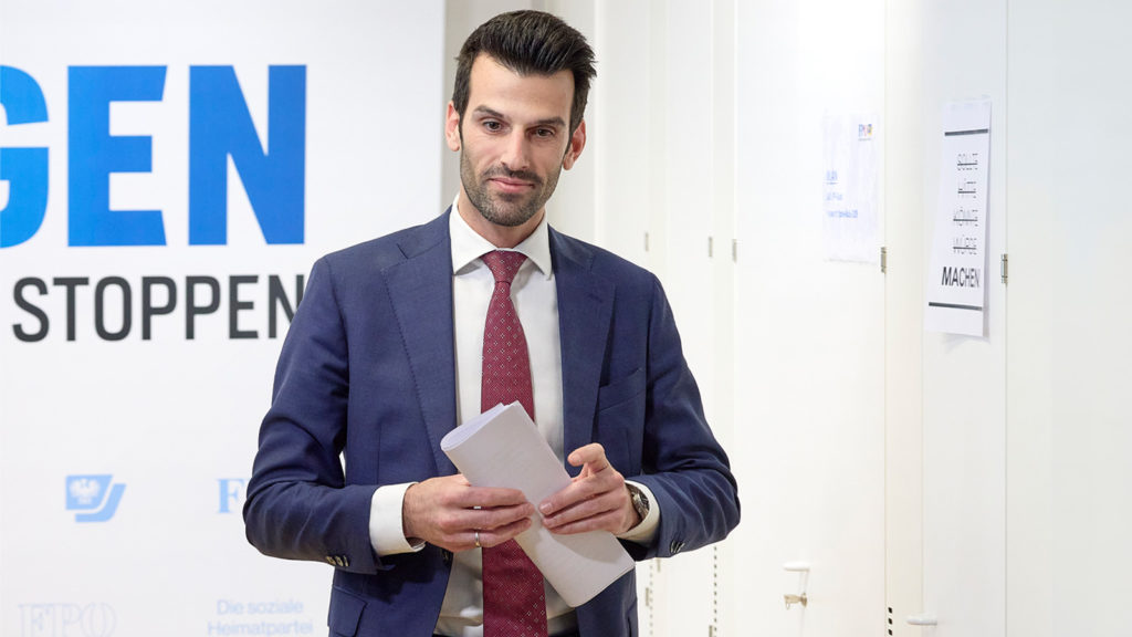 Udo Landbauer hält mehrere Blätter Papier