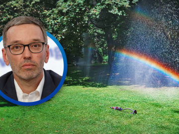 Ein Rasensprenger erzeugt im Garten einen Regenbogen. Daneben ein genervter Kickl.
