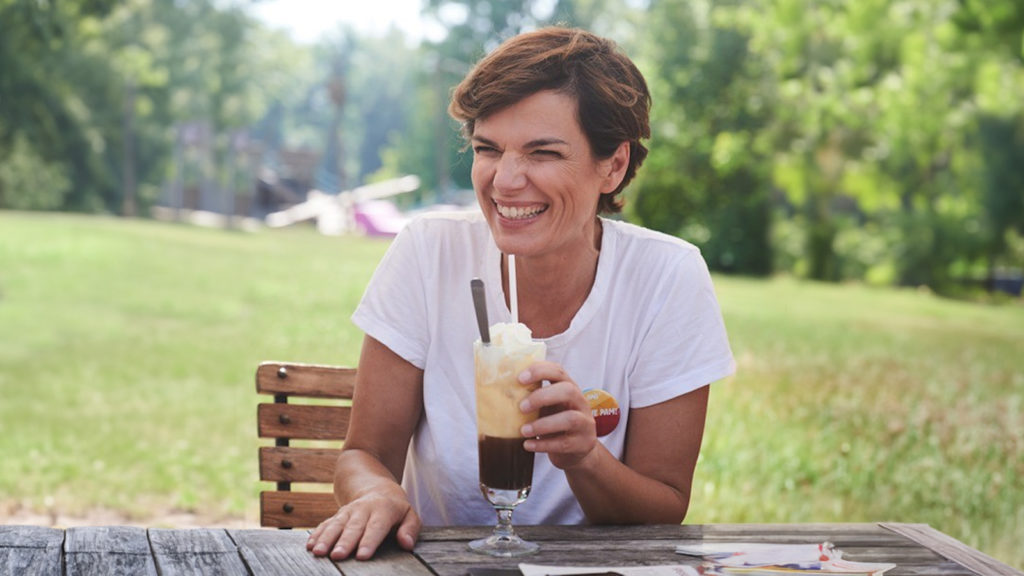 Rendi Wagner lachend mit einem Eiskaffee