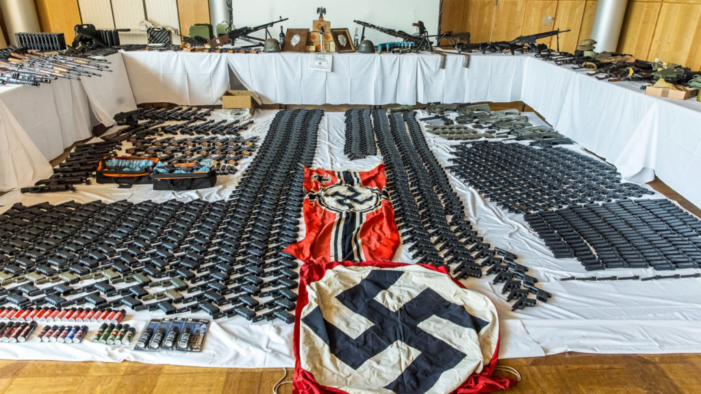 Waffen und Hakenkreuzfahnen
