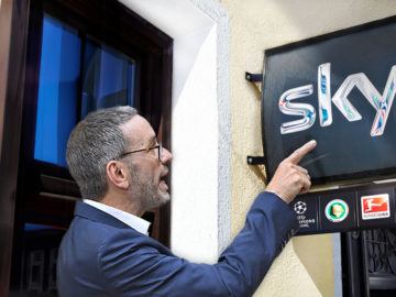 Kickl zeigt auf Sky Wettbüro Tafel
