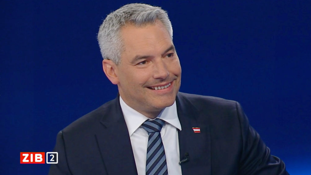 Nehammer lächelt