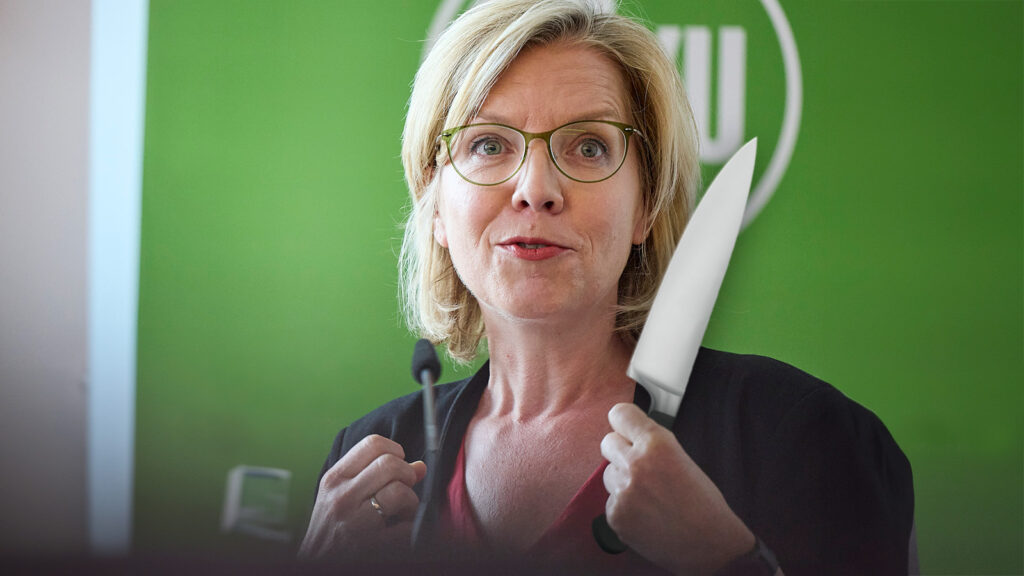 Gewessler mit Messer in der Hand