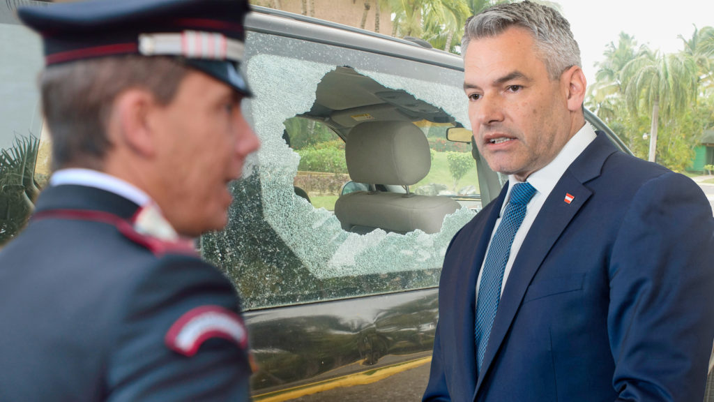Nehammer neben Auto mit eingeschlagener Scheibe