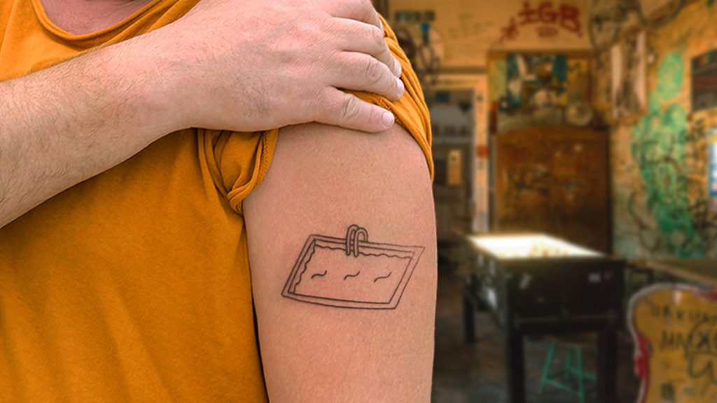 Mann mit Freibad Tattoo in einer Bar