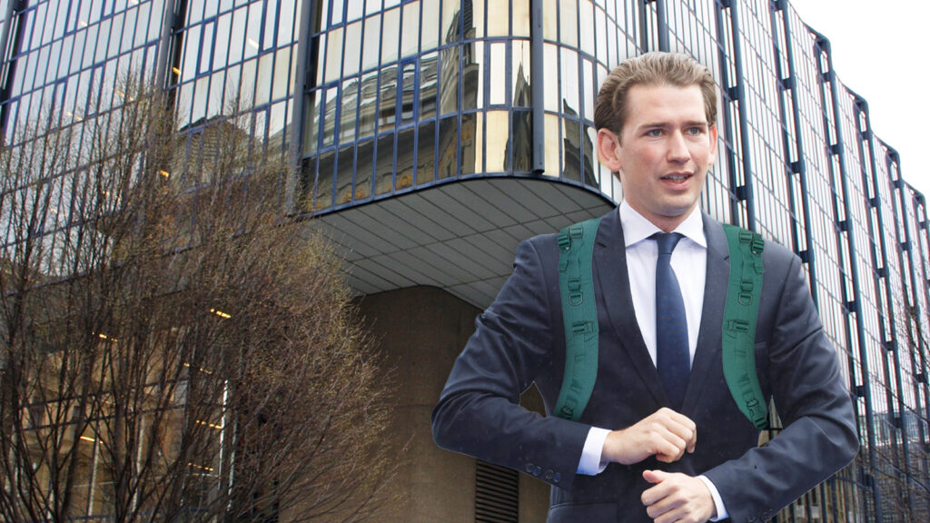 Sebastian Kurz vor dem Juridicum mit türkisem Rucksack