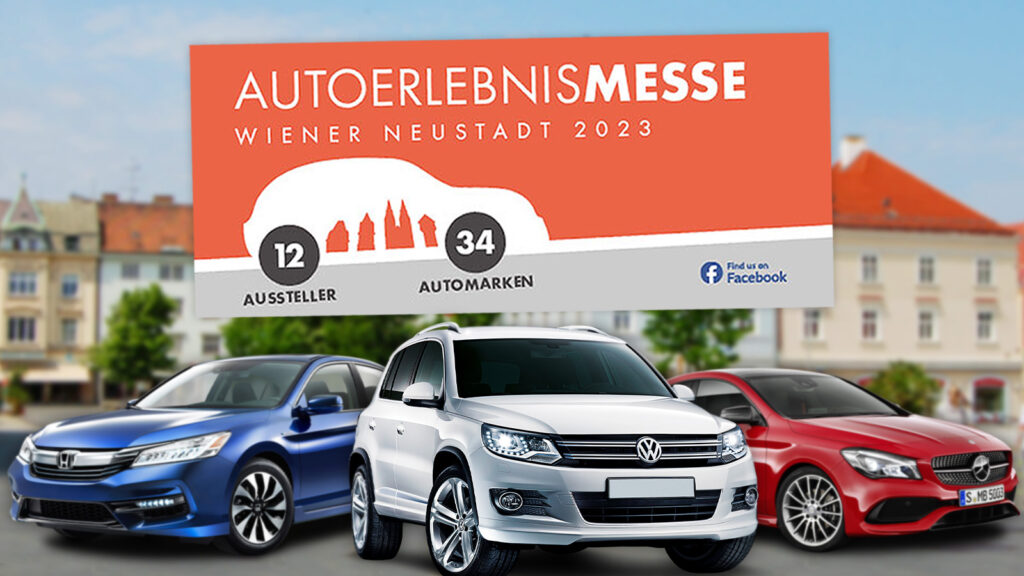 Ein zugeparkter Wr. Neustädter Hautplatz, daneben eine Anzeige für die Automesse