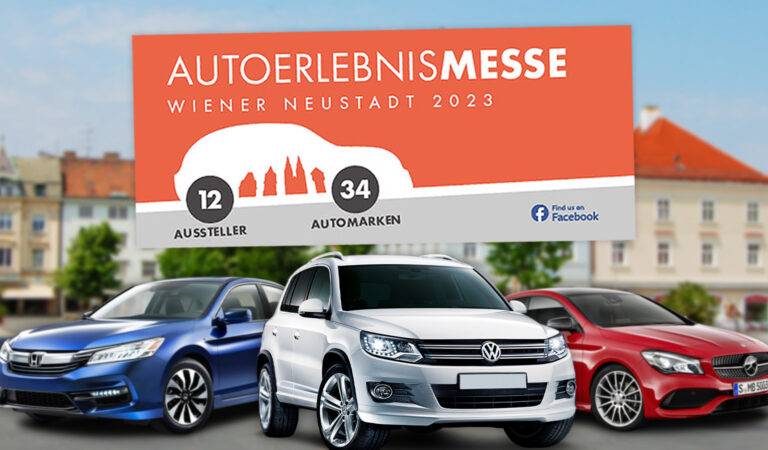 Ein zugeparkter Wr. Neustädter Hautplatz, daneben eine Anzeige für die Automesse