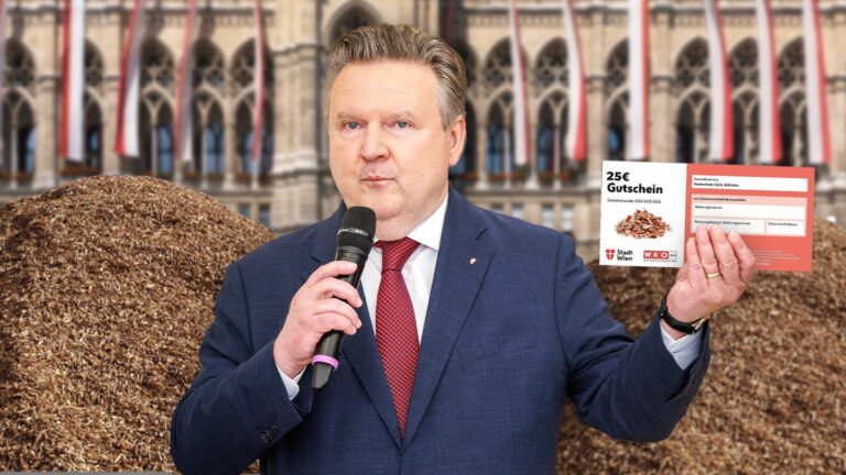 Ludwig präsentiert den Gutschein vor zwei riesigen Haufen Hackschnitzel