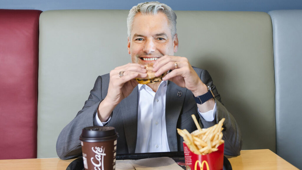 Nehammer beißt von einem Burger ab bei McDonald's