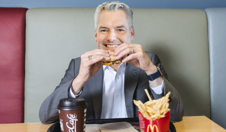 Nehammer beißt von einem Burger ab bei McDonald's