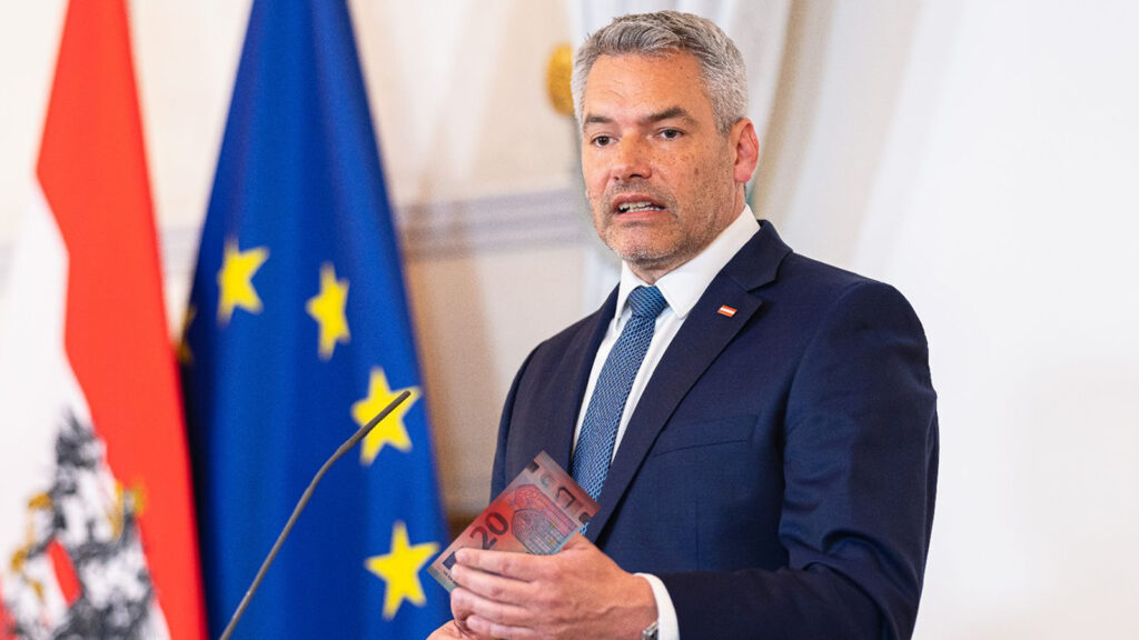 Nehammer hält einen blutigen Zwanzig-Euro-Schein