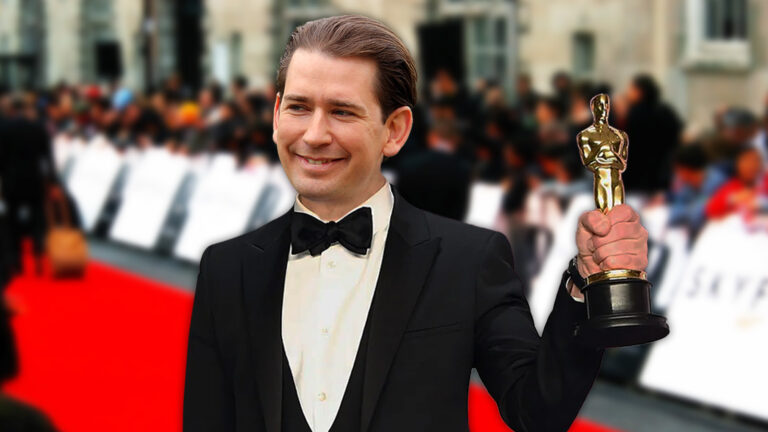 Sebastian Kurz am Red Carpet, er hält einen Oscar und grinst