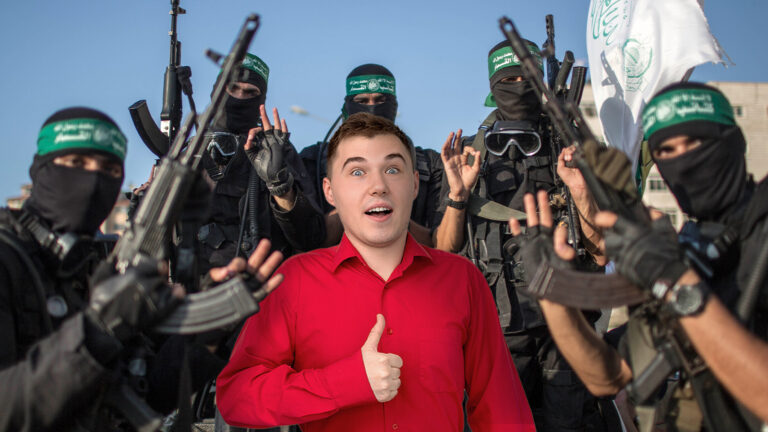 Ein junger Mann im roten Hemd umgeben von Terroristen