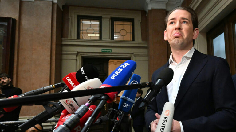 Kurz spricht in dutzende Mikros