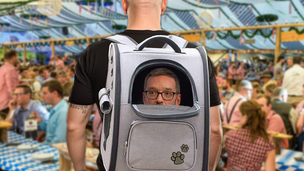 Kickl in einem Katzenrucksack