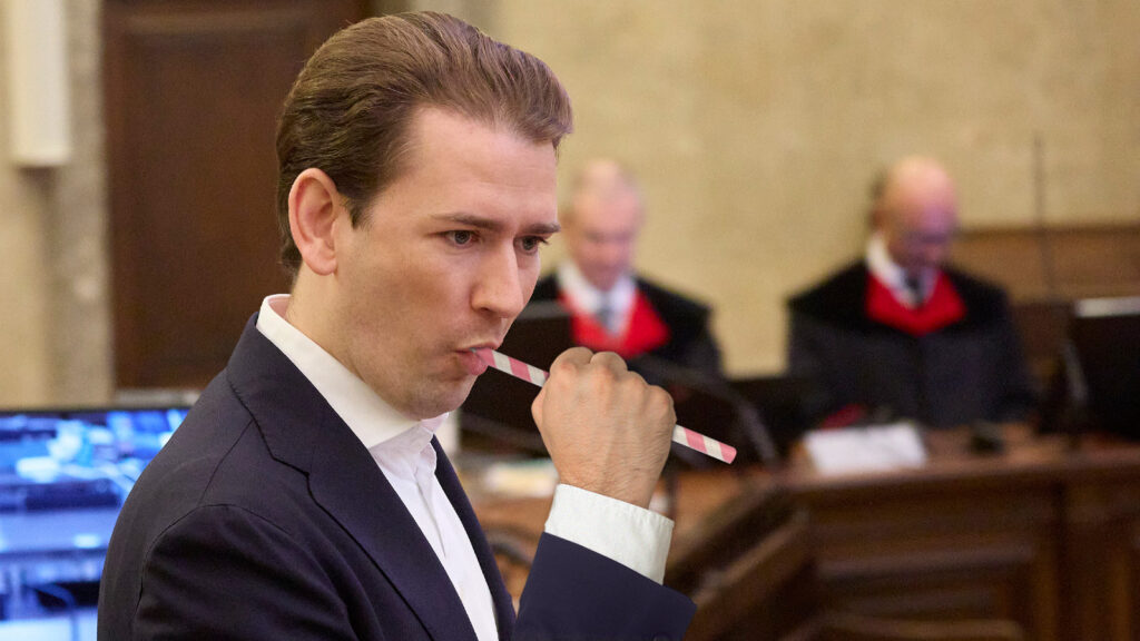 Kurz hält einen Papierstrohhalm