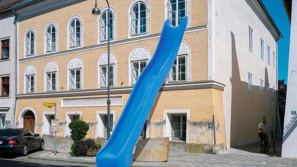 Hitlers Geburtshaus mit Rutsche