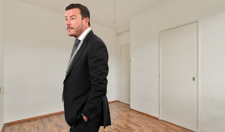 Benko in einer leeren Wohnung