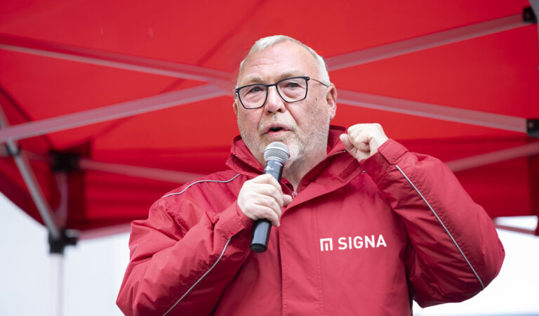 Alfred Gusenbauer streikt in Signa-Jacke