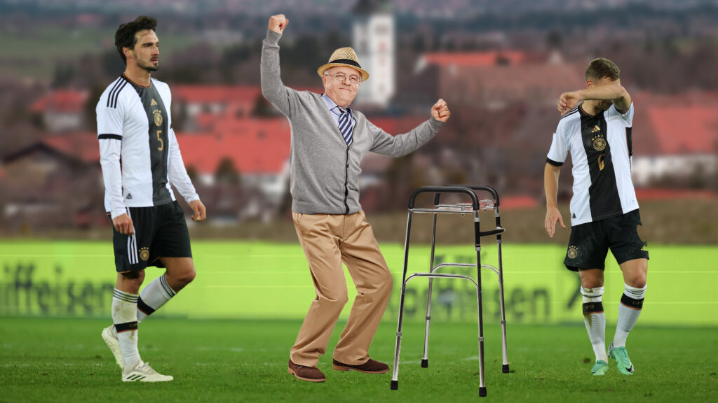 Zwei deutsche Spieler neben einem jubelnden Senior mit Rollator