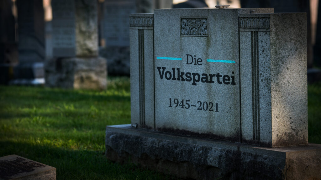Grabstein, beschriftet mit „Die Volkspartei, 1945–2021“