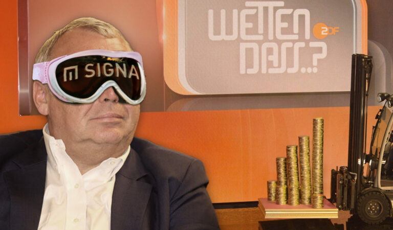 Alfred Gusenbauer trägt eine sichtversperrende Brille mit Signa-Logo, Gabelstapler mit Münzen beladen im Wetten-Dass-Studio im Hintergrund