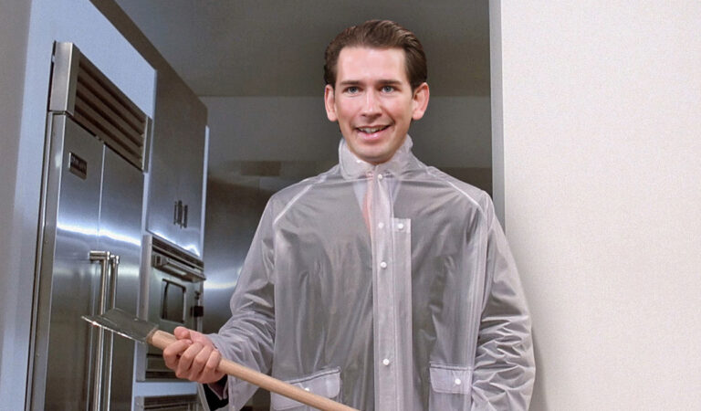 Lachender Kurz mit Axt in einer teuren Wohnung