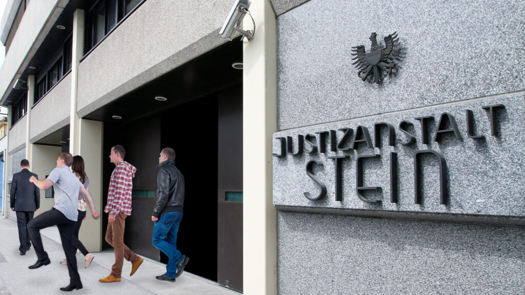 Menschen verlassen die Justizanstalt Stein