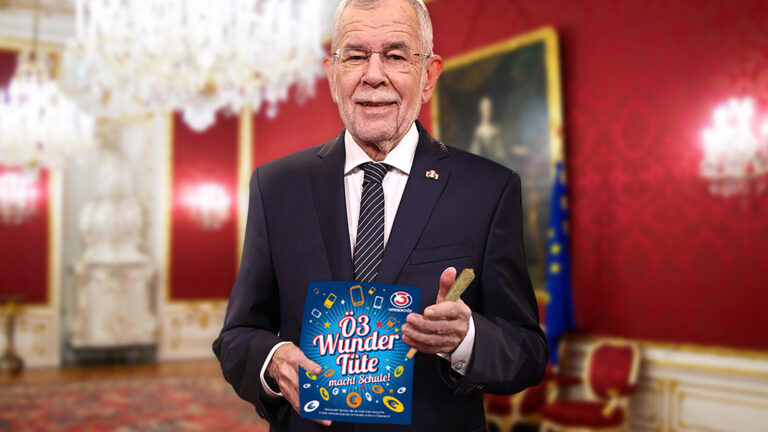 Van der Bellen hält Ö3 Wundertüte mit Joint