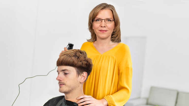 Leonore Gewessler schneidet einen Edgar Cut
