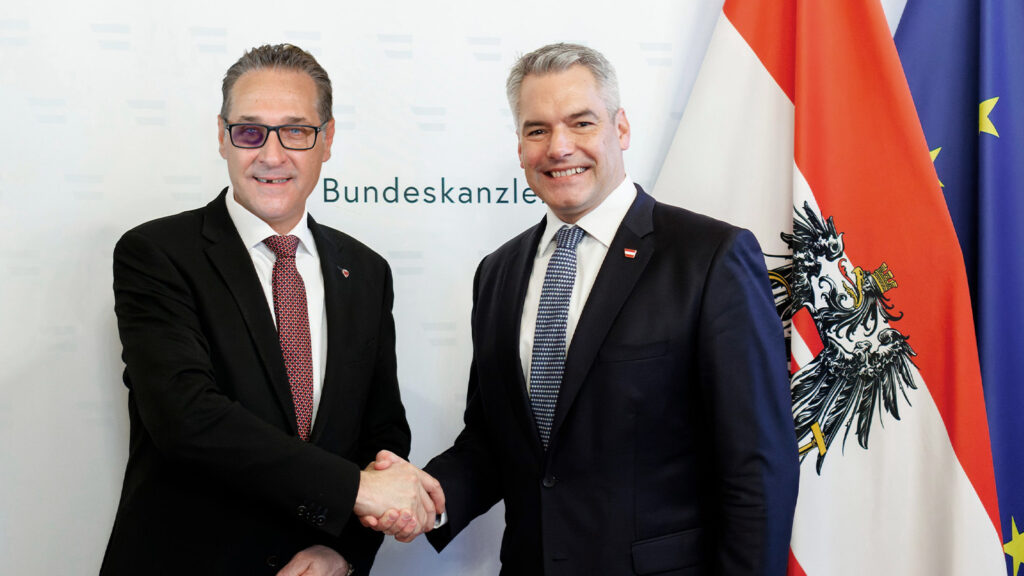 Nehammer und Strache schütteln sich die Hand, Strache hat ein blaues Auge und einen ausgeschlagenen Zahn