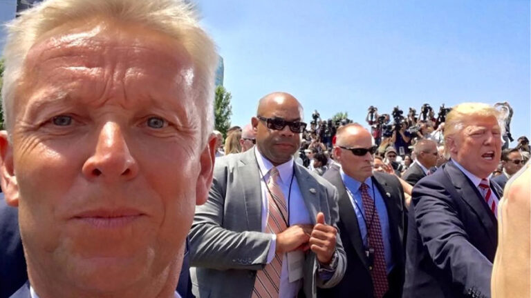 Ein Selfie, dass Lopatka und Trump zeigt