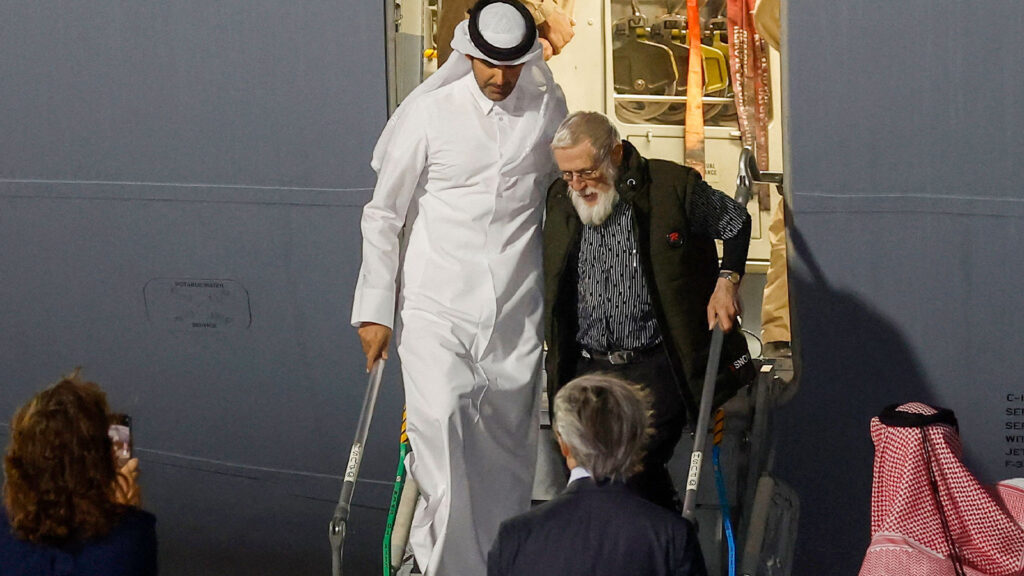 Ein älterer Herr steigt aus einem Flugzeug