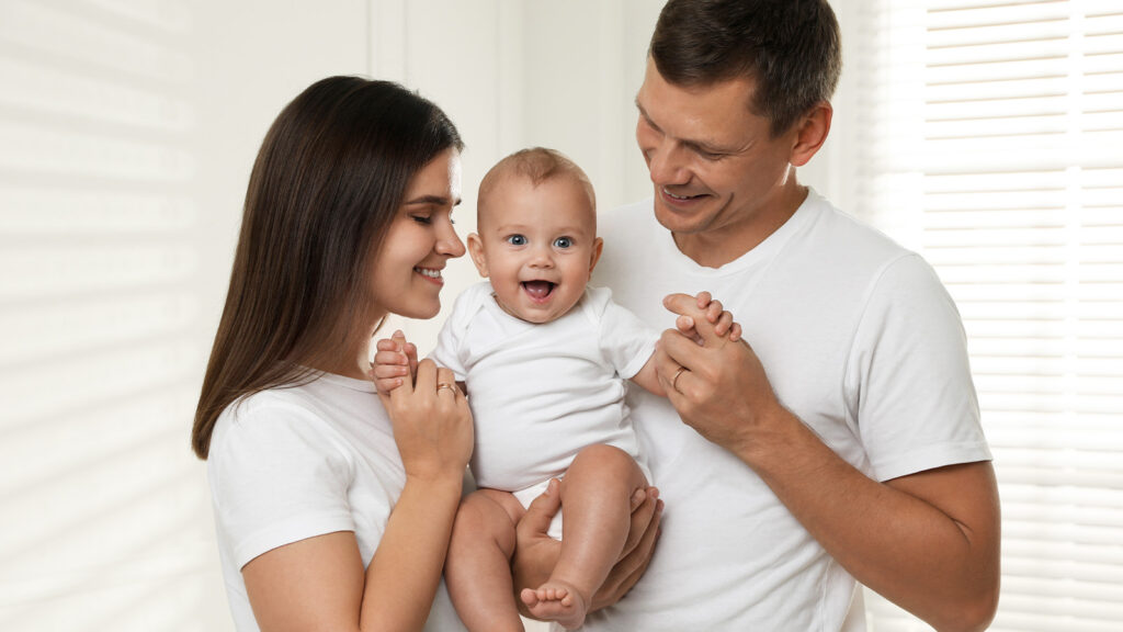 Eltern halten ihr Baby