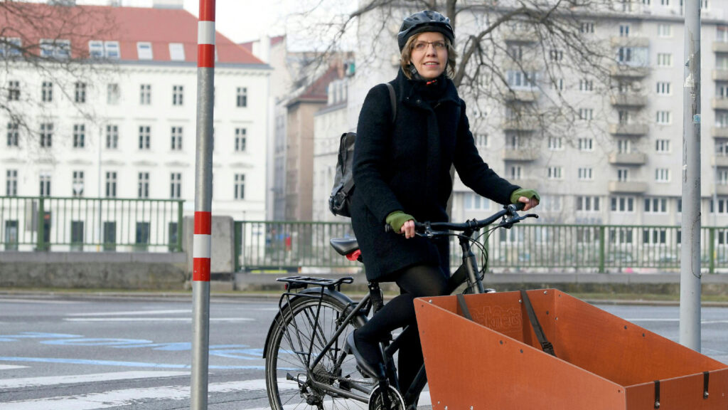 Gewessler auf einem Lastenrad