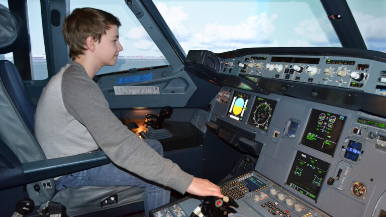 Ein junger Bub steuert ein Passagierflugzeug