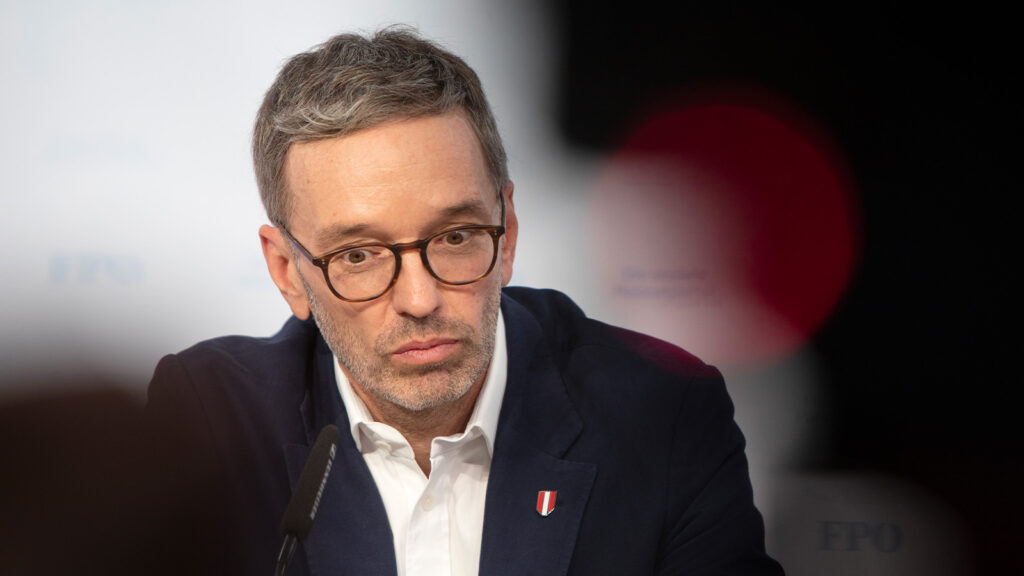 Kickl schaut verzwickt
