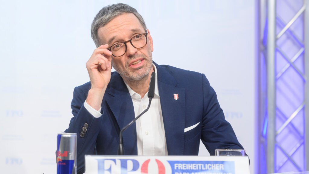 Kickl schaut verzwickt in die Kamera
