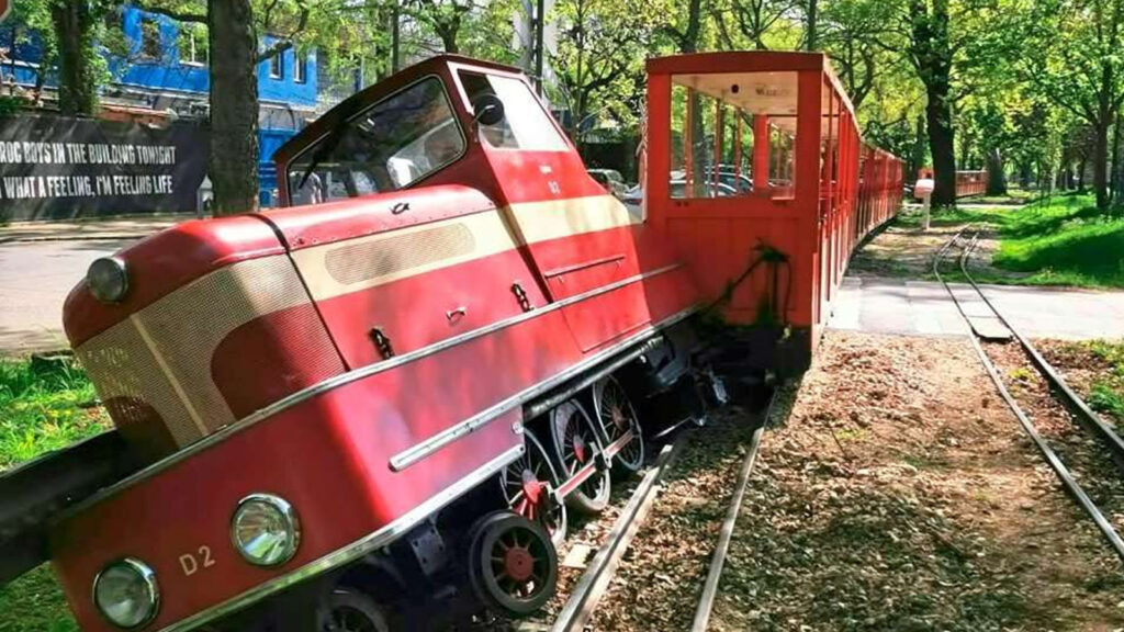 Das Bild zeigt die entgleiste Liliputbahn