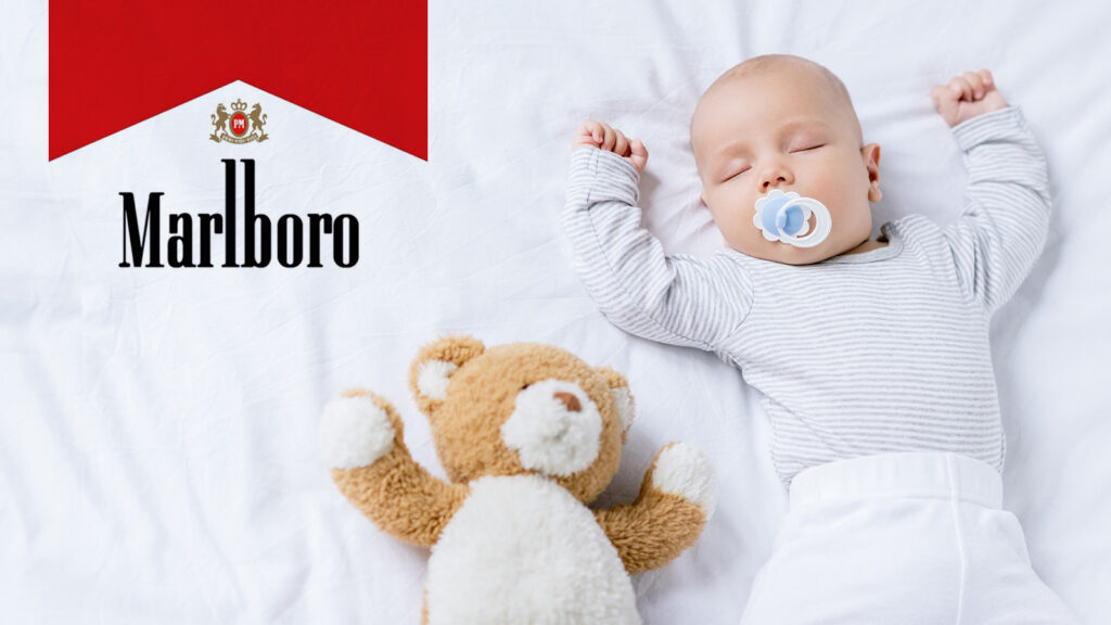 Ein schlafendes Baby mit Schnuller im Mund, daneben ein Teddy-Bär und das Malboro-Logo