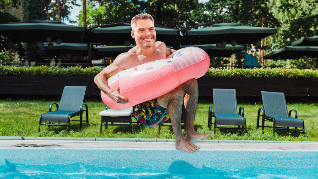 Karl Nehammer springt mit einem Springreifen in den Pool