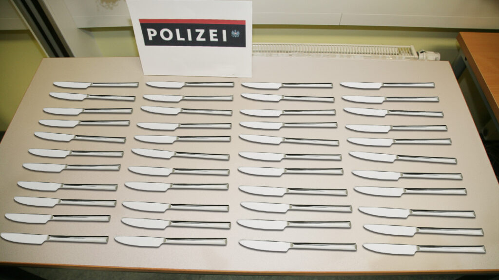 Hunderte Buttermesser auf einem Tisch der Polizei