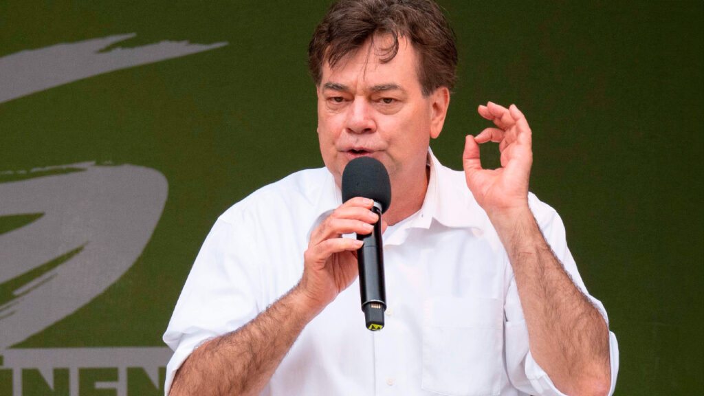 Kogler wütend auf einer Demo