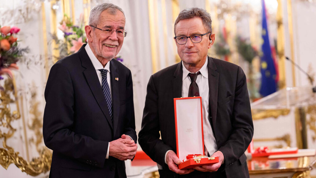 Van der Bellen überreicht Ragnick sein Ehrenzeichen