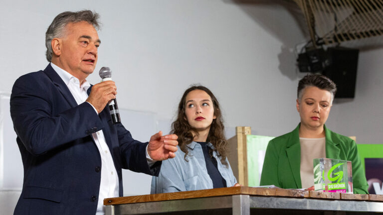 Werner Kogler, Lena Schilling und Olga Voglauer bei einer Pressekonferenz