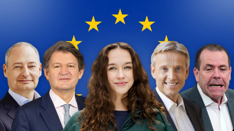 Die EU-Wahl Spitzenkandidat:innen posieren vor der EU-Flagge