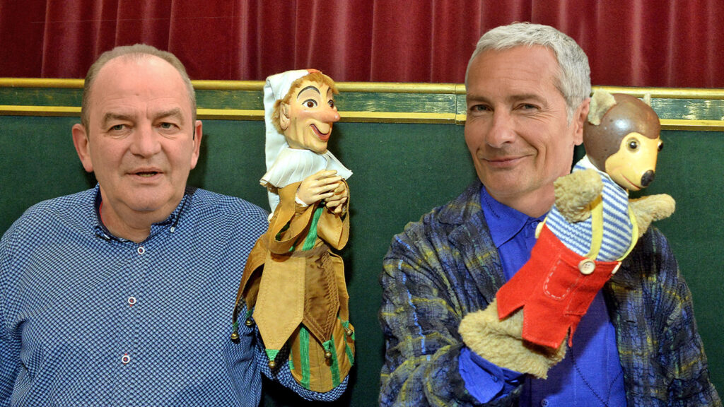 Rainer Pariasek und Herbert Prohaska mit einer Kasplerl- und Pezi-Puppe