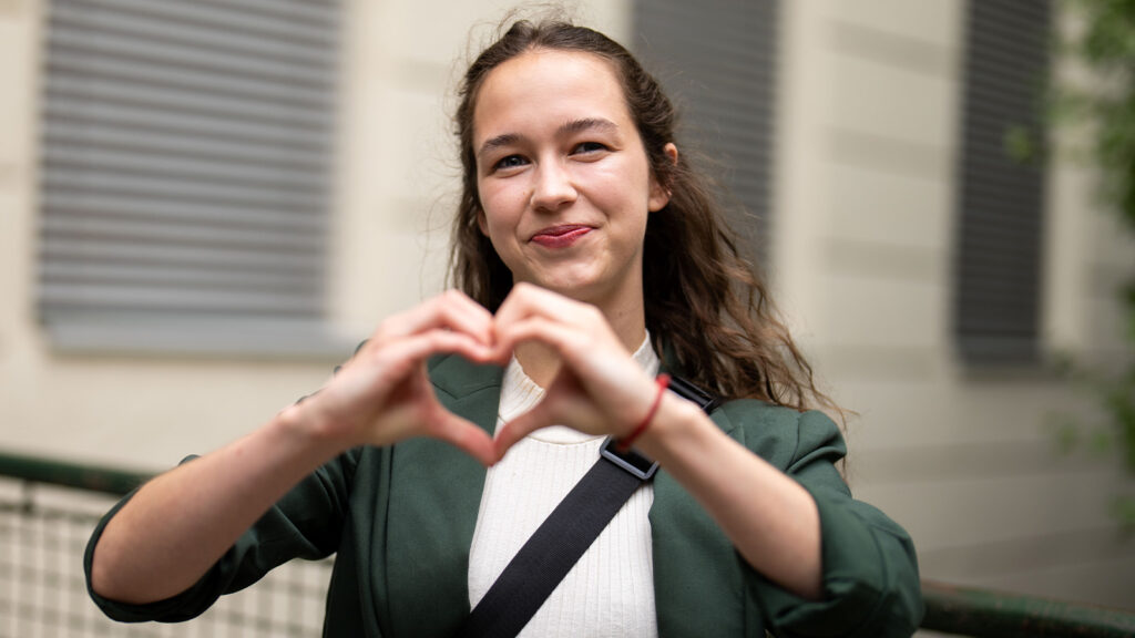 Lena Schilling formt ein Herz mit ihren Händen
