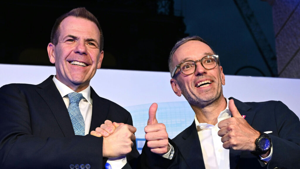 Vilimsky und Kickl zeigen mit dem Daumen nach oben